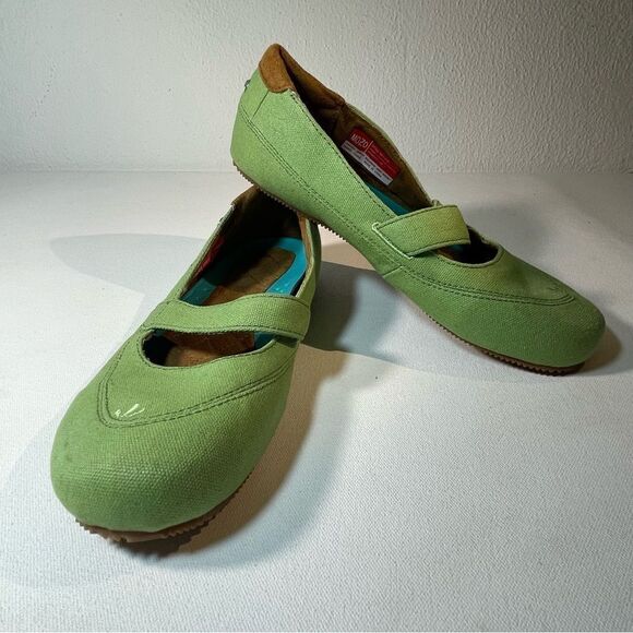 MOZO Fab Flat Canvas leaf green Mary Jane’s size 7 - Picture 1 of 9